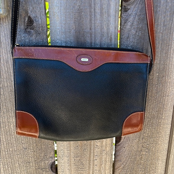 ♥️Bally Crossbody Vintage♥️ - Picture 1 of 5